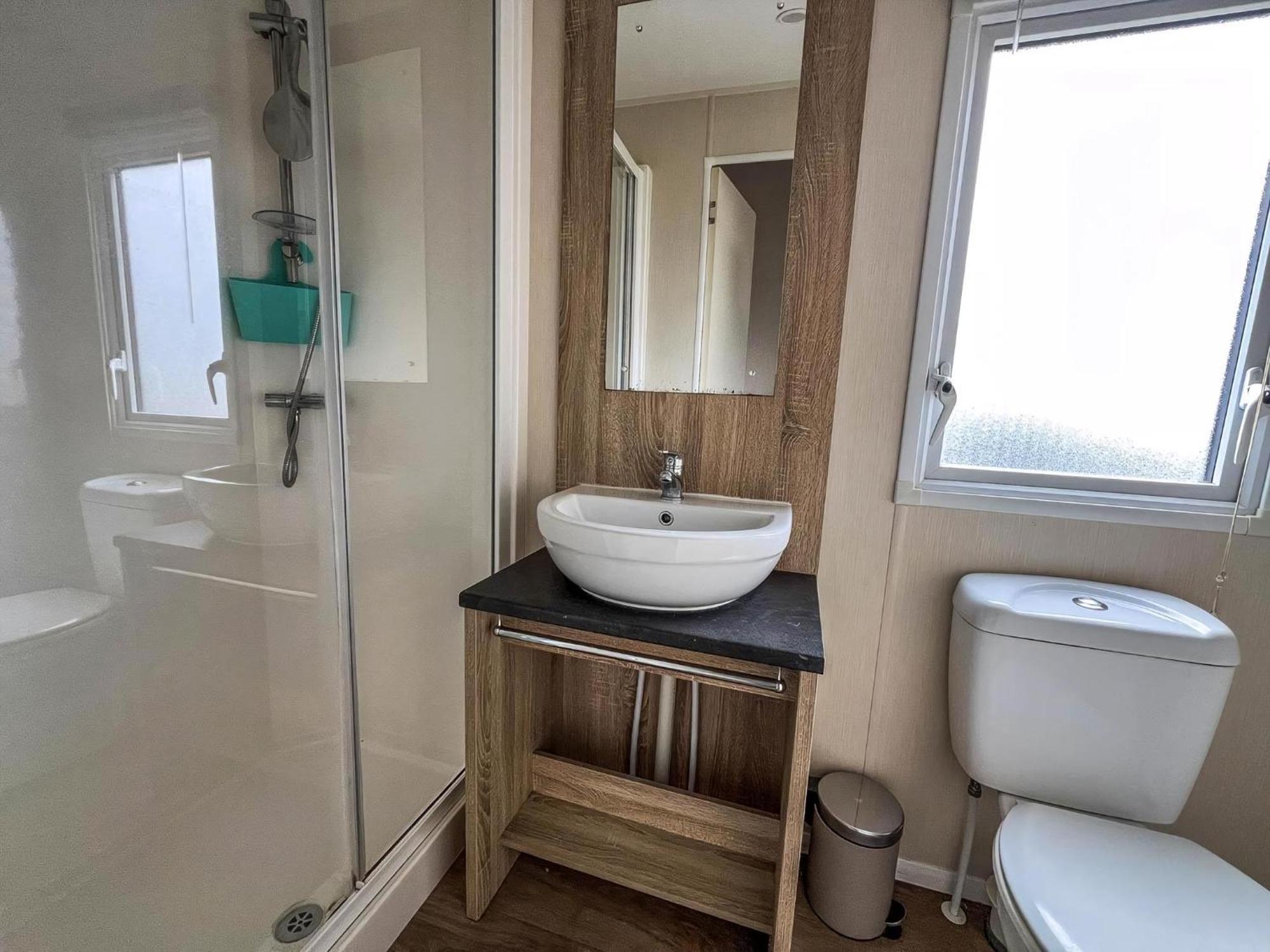 Modern 6 Berth Caravan With Wifi At St Osyth Beach In Essex Ref 28051Fv Clacton-on-Sea Zewnętrze zdjęcie